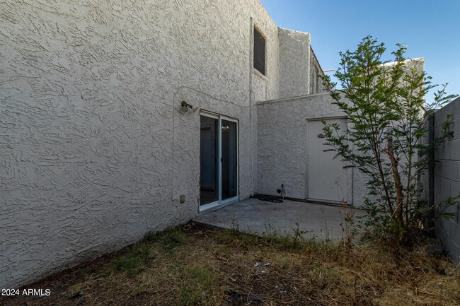 Building Photo - 4718 W Orangewood Ave