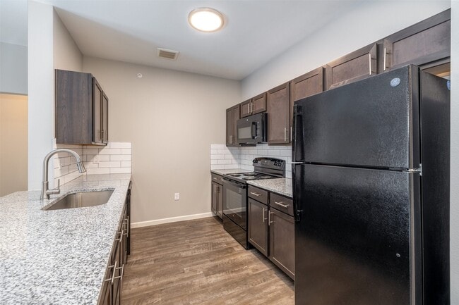 Building Photo - 823 N Ardenwood Dr