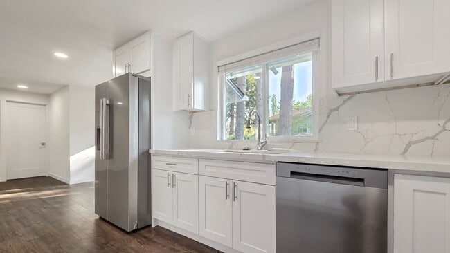 Building Photo - Updated Rambler in Prime Kirkland Location
