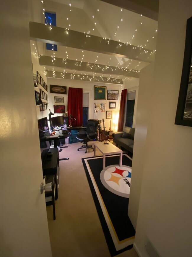 Building Photo - Amazing Shadyside Townhouse with two full bathrooms, off street parking and Central Air!!