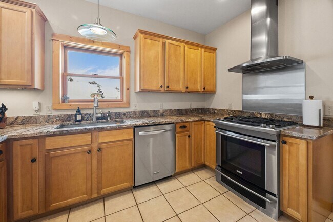 Building Photo - Spacious 6-bedroom, 4.5-bathroom home is i...