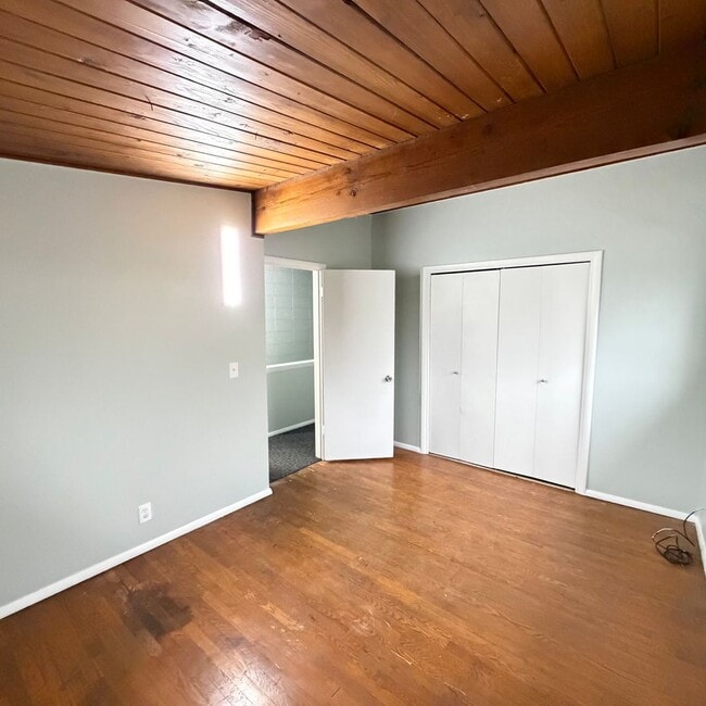 Building Photo - Remodeled - Two Bedroom Townhome on the NE Side of Grand Rapids
