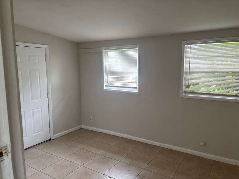 Building Photo - 1728 Le Bois Dr