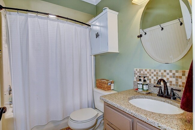 Building Photo - Spacious Ranch in Hickory