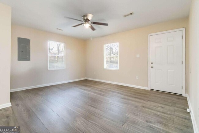 Building Photo - 2361 Swallow Cir SE