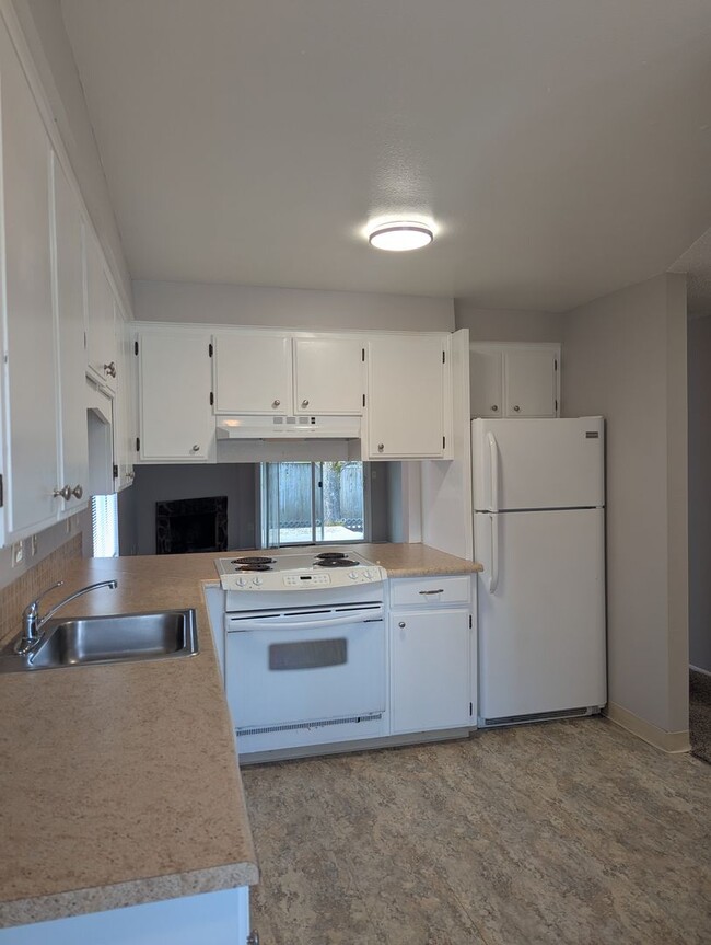 Building Photo - Beautifully Upgraded Duplex Tigard