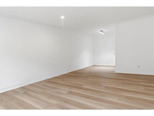 Building Photo - 821 Douglas Ave