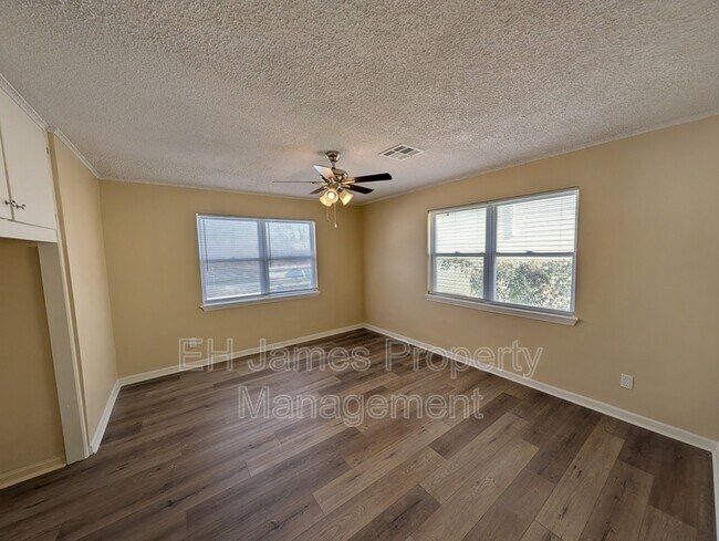 Building Photo - 28 W 27th St N