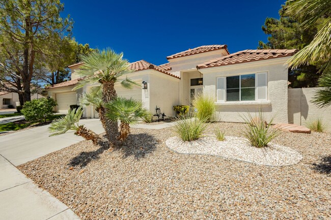 Building Photo - Peccole Ranch 3 Bed 2 Bath Gated Ascot Par...