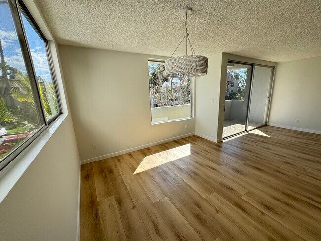 Building Photo - 1547 N Hayworth Ave
