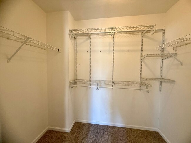 Building Photo - Beautiful 4 Bedroom Home for Rent – Pet Fr...