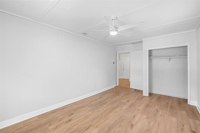 Building Photo - 806 W 8th St