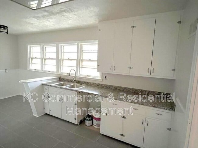 Building Photo - 802 E 75th Terrace