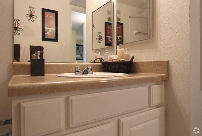1br, 1ba- 614 sf- Bathroom - Rockridge Park Apartments