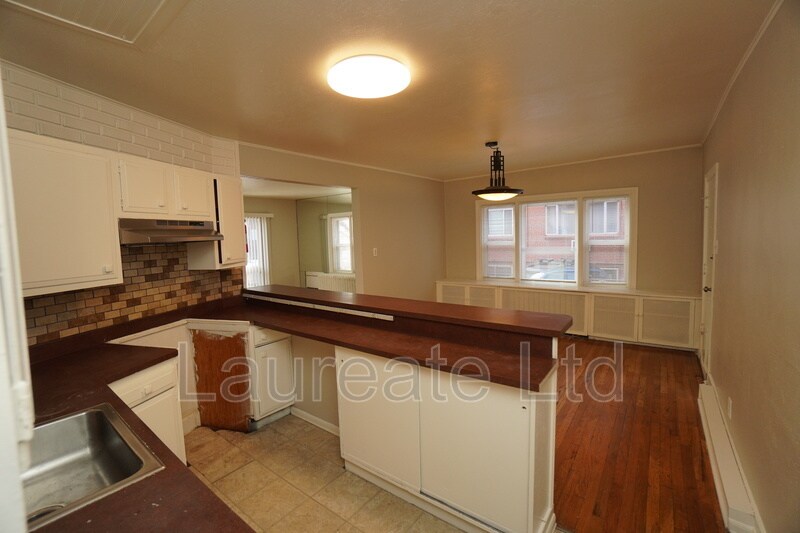 Building Photo - 935 E 8th Ave