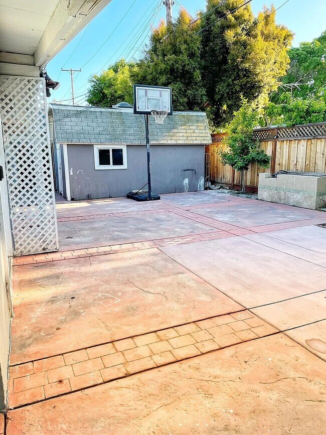 Building Photo - 664 Hamilton Ln