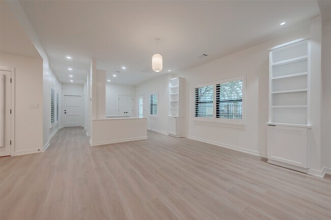 Building Photo - 2702 Delano St