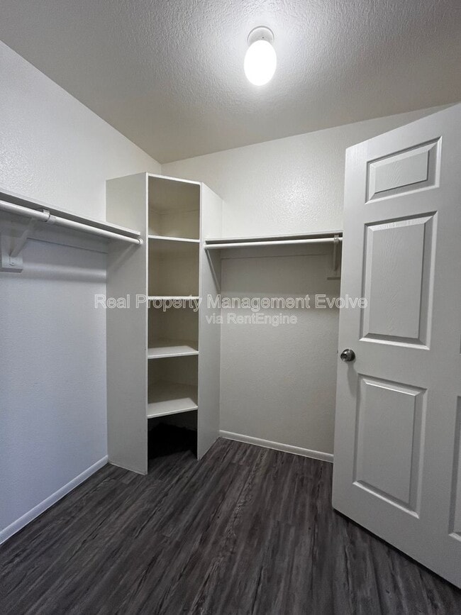 Building Photo - 2040 S Longmore