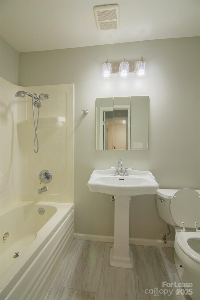 Building Photo - 7908 Horse Chestnut Ln