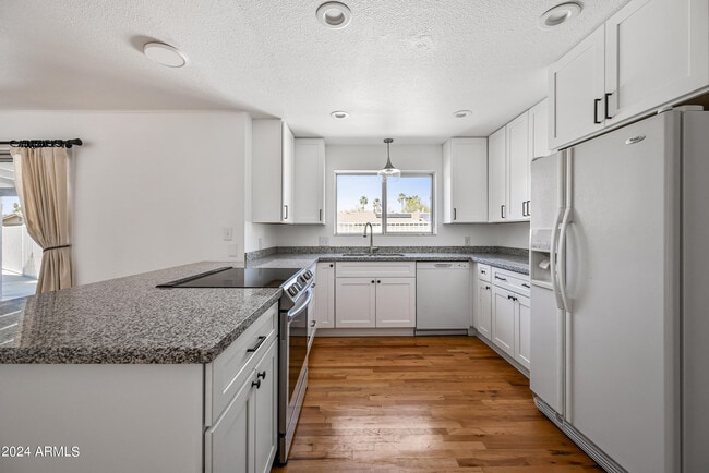 Building Photo - 530 E Fairmont Dr