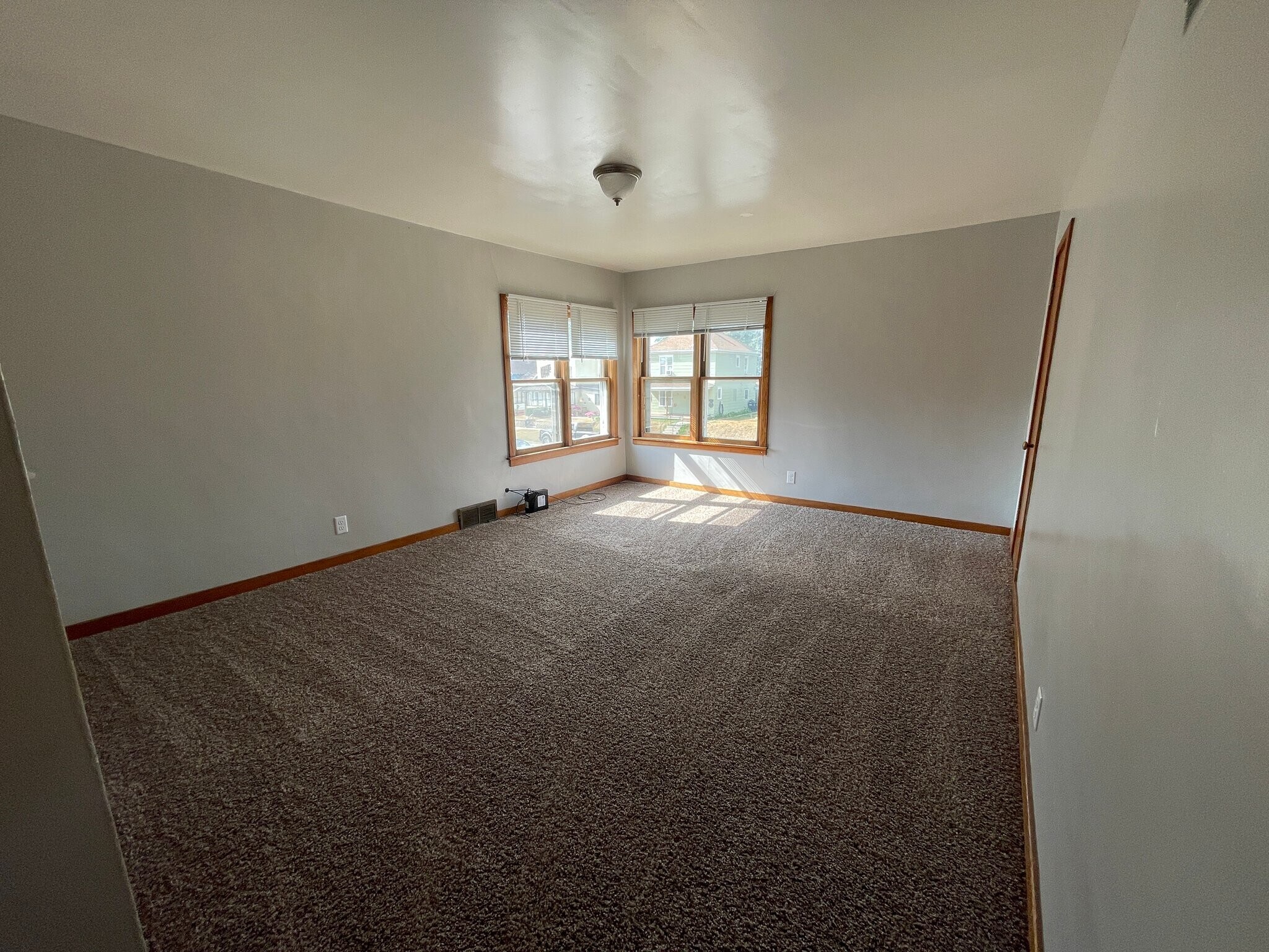 Building Photo - 458 3rd St NE