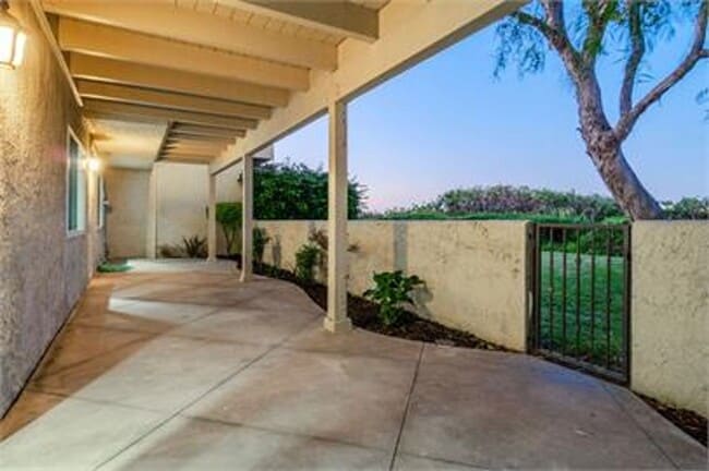 Building Photo - Large 5 bed Masterpiece Home with Back Bay...