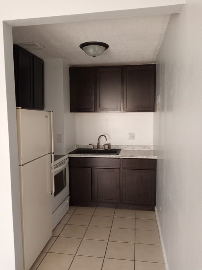 Building Photo - 117 E Poos Dr