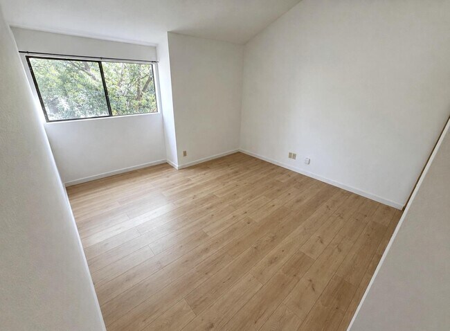 Building Photo - 1662 Parkside Dr