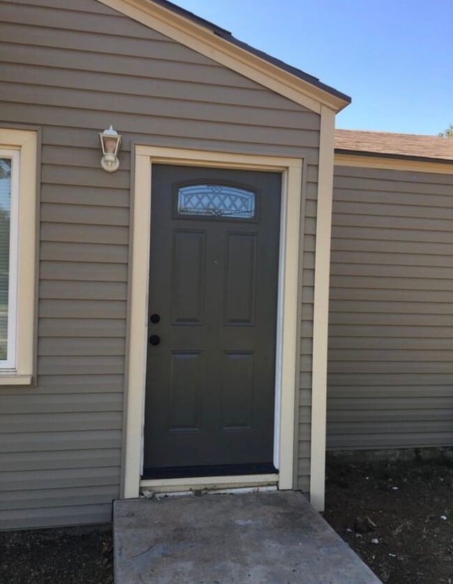 Building Photo - Full of warmth and character