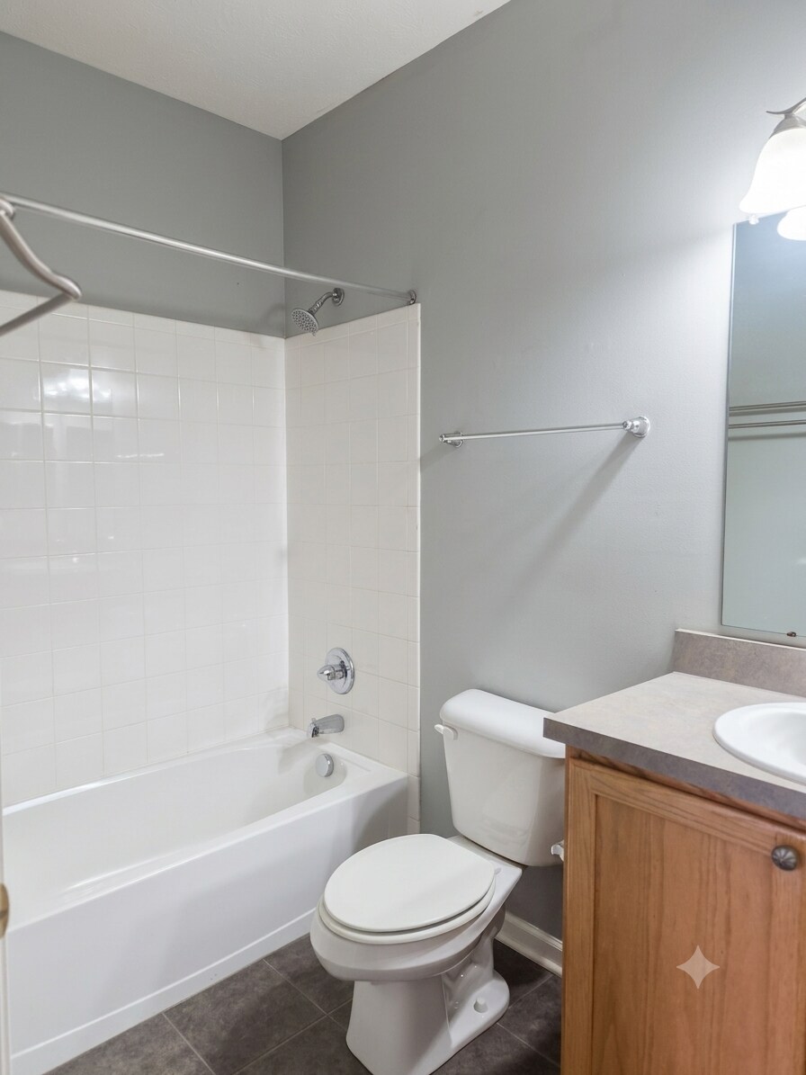 2nd Bath - 1434 Lakes Circle Dr