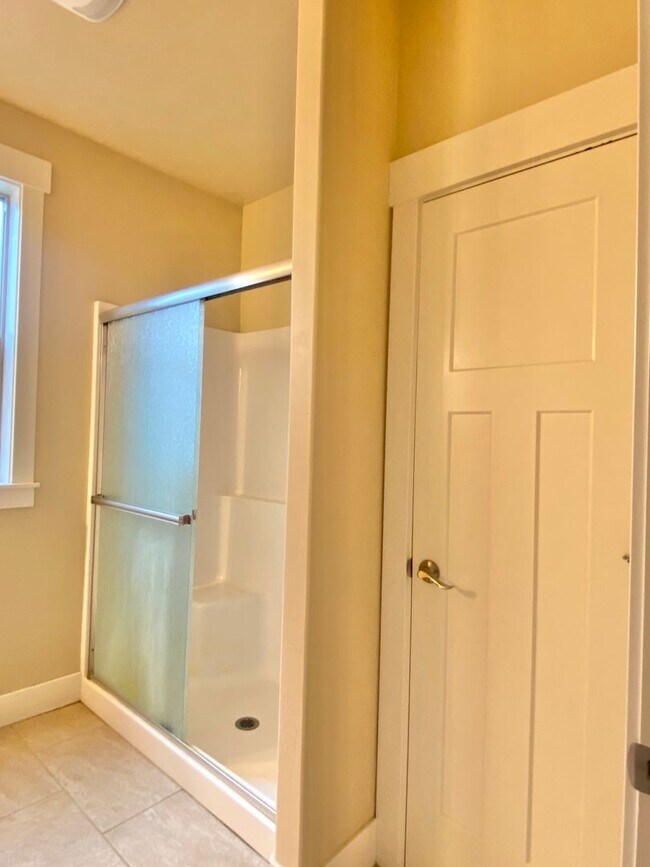 Building Photo - Single-Story Living! 3 BR - 2 BA with open...