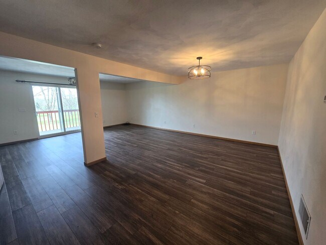 Building Photo - Beautifully Updated 3 Bedroom 2.5 Bathroom Townhouse - Golf Course View!