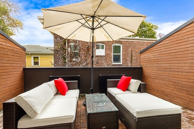 Building Photo - Newer 3 Bed 2.5 Bath Townhouse Close to Downtown