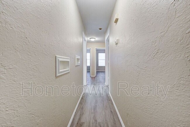 Building Photo - 1704 Tudor Dr