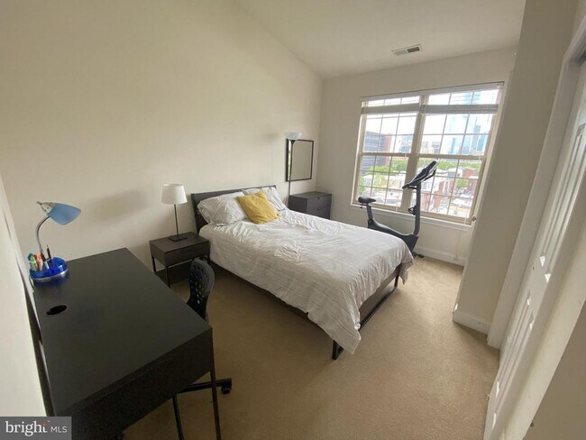 Building Photo - 303 Admirals Way