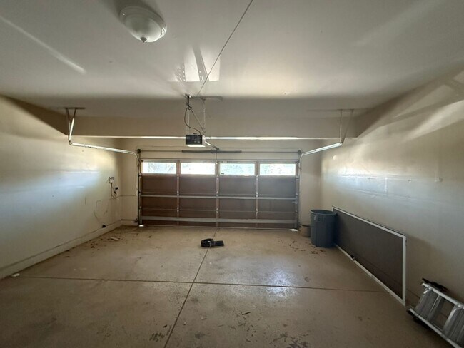 Building Photo - EPIC REA - Fully Renovated 5BR/3BA Home in...