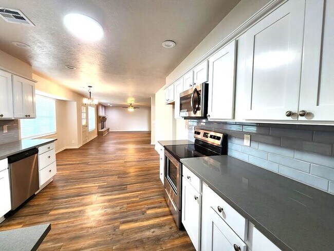 Building Photo - 4 Bed 2.5 Bath 2 Car Garage in Camelot Addition NW OKC