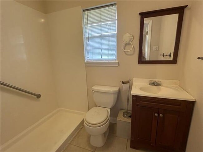 Building Photo - Three Bedroom, Two Bath