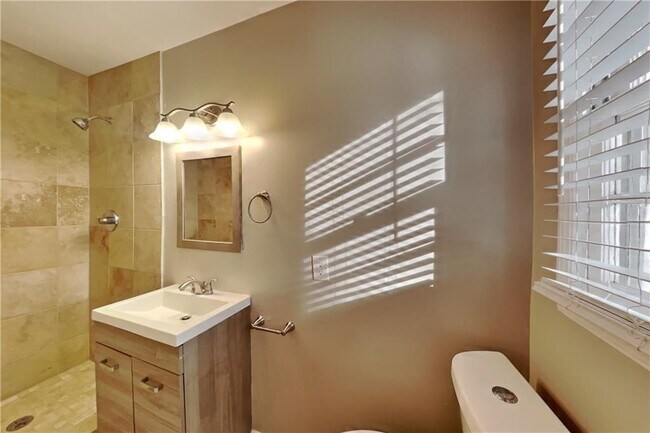 Building Photo - 3070 Karen Ln