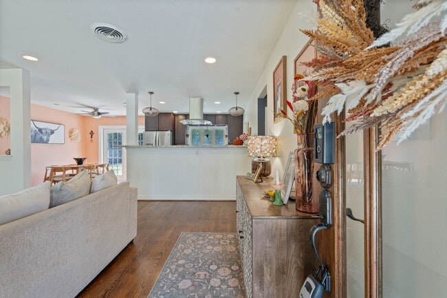 Building Photo - 1119 W 30th St