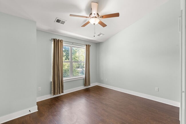 Building Photo - 1106 Stratford Ave