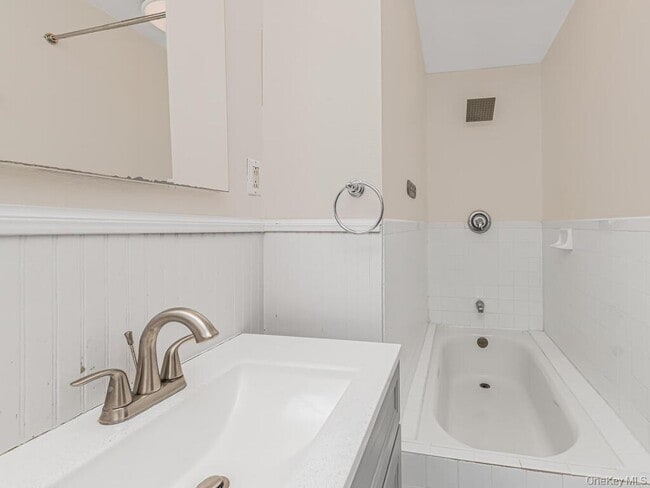 Building Photo - 42 Tower Hill Dr