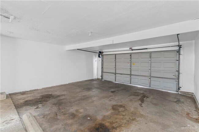 Building Photo - 18 E Samano St