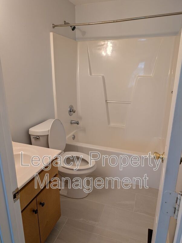 Building Photo - 527 S Anthony St