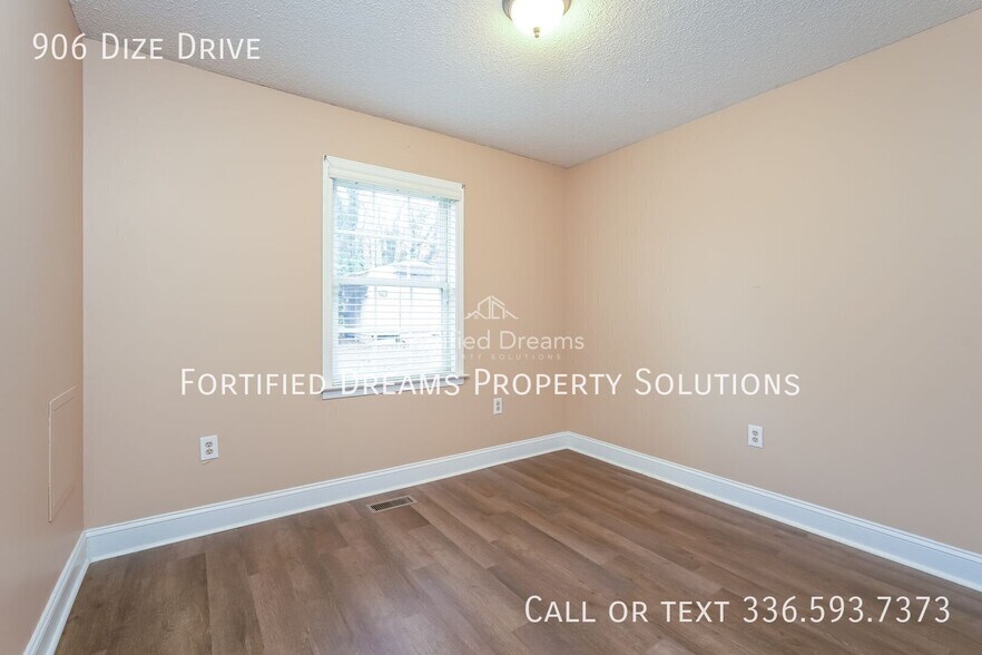 Building Photo - 906 Dize Dr