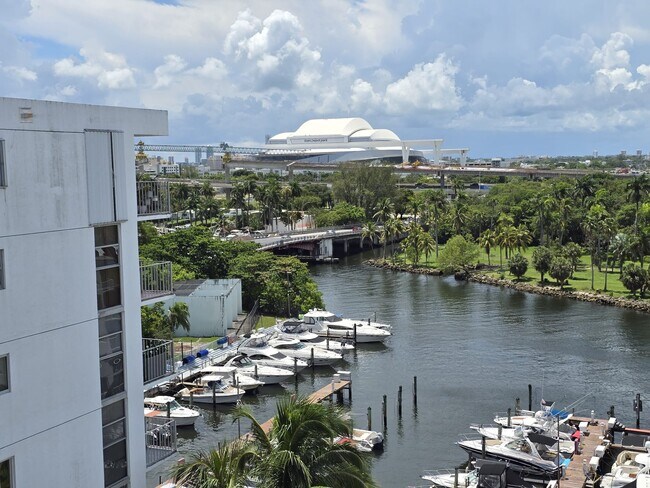 Building Photo - 1700 NW North River Dr