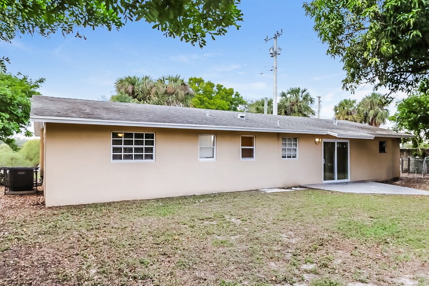 Building Photo - 4420 N Shore Dr