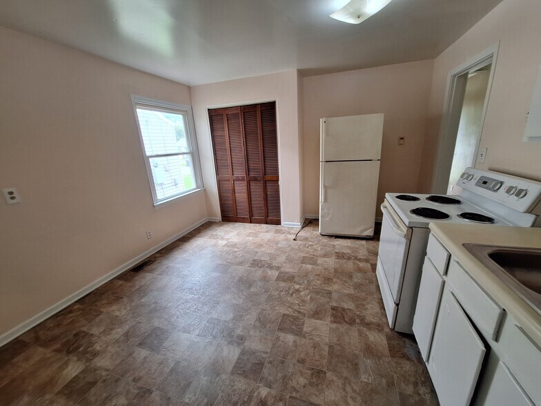Kitchen - 3012 Penway Ave