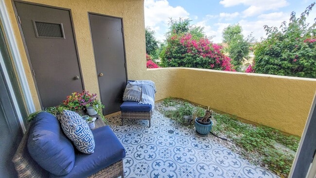 Building Photo - Downstairs 2 Bed 2 Bath Condo in Gated Community!