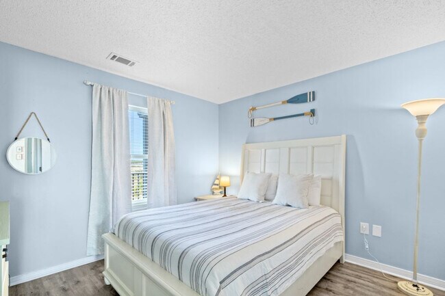 Building Photo - 572 E Beach Blvd